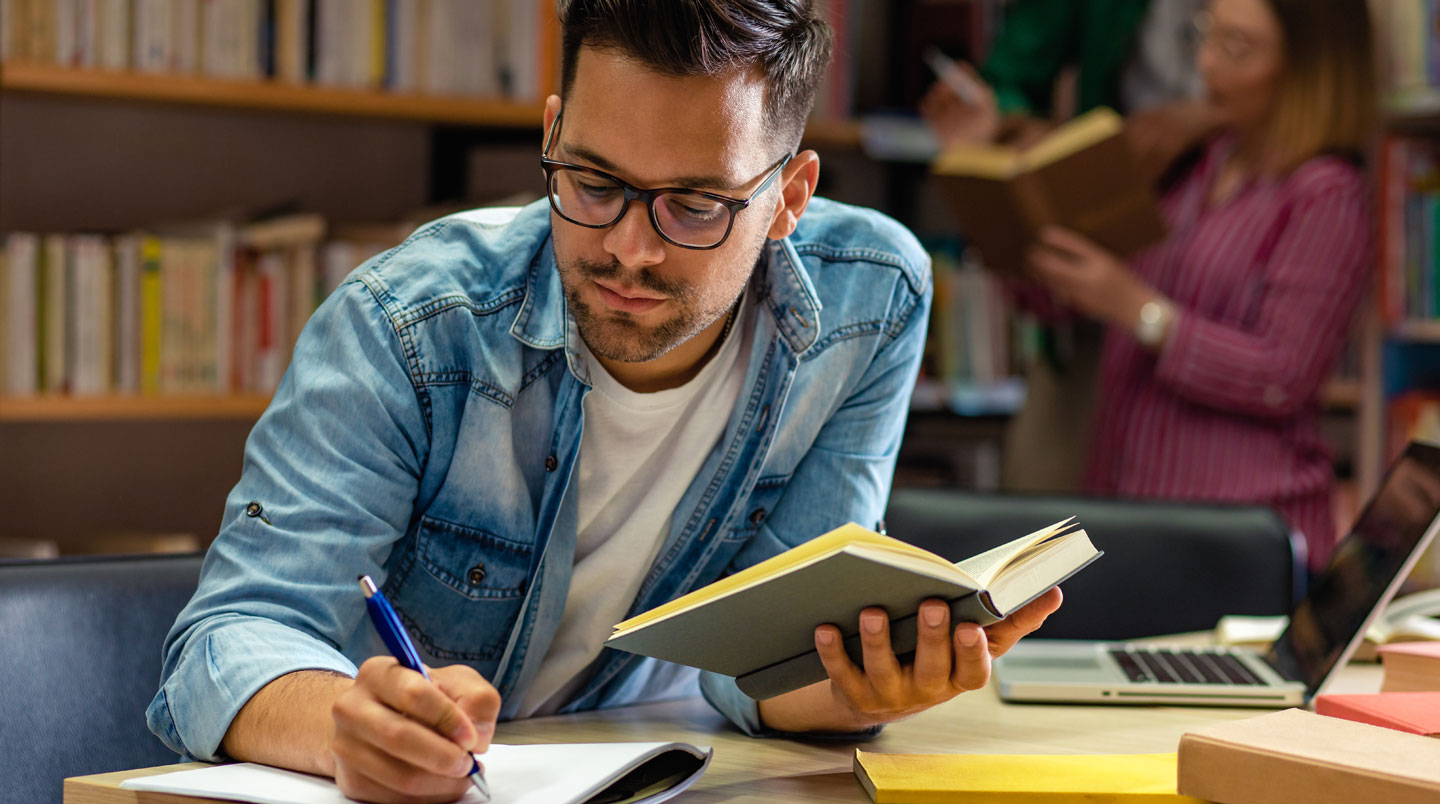 Étudiante consultant des brochures d'orientation dans un environnement d'étude calme et organisé